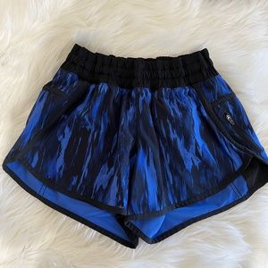 LULULEMON Tracker short. 3.5" Size 6.
